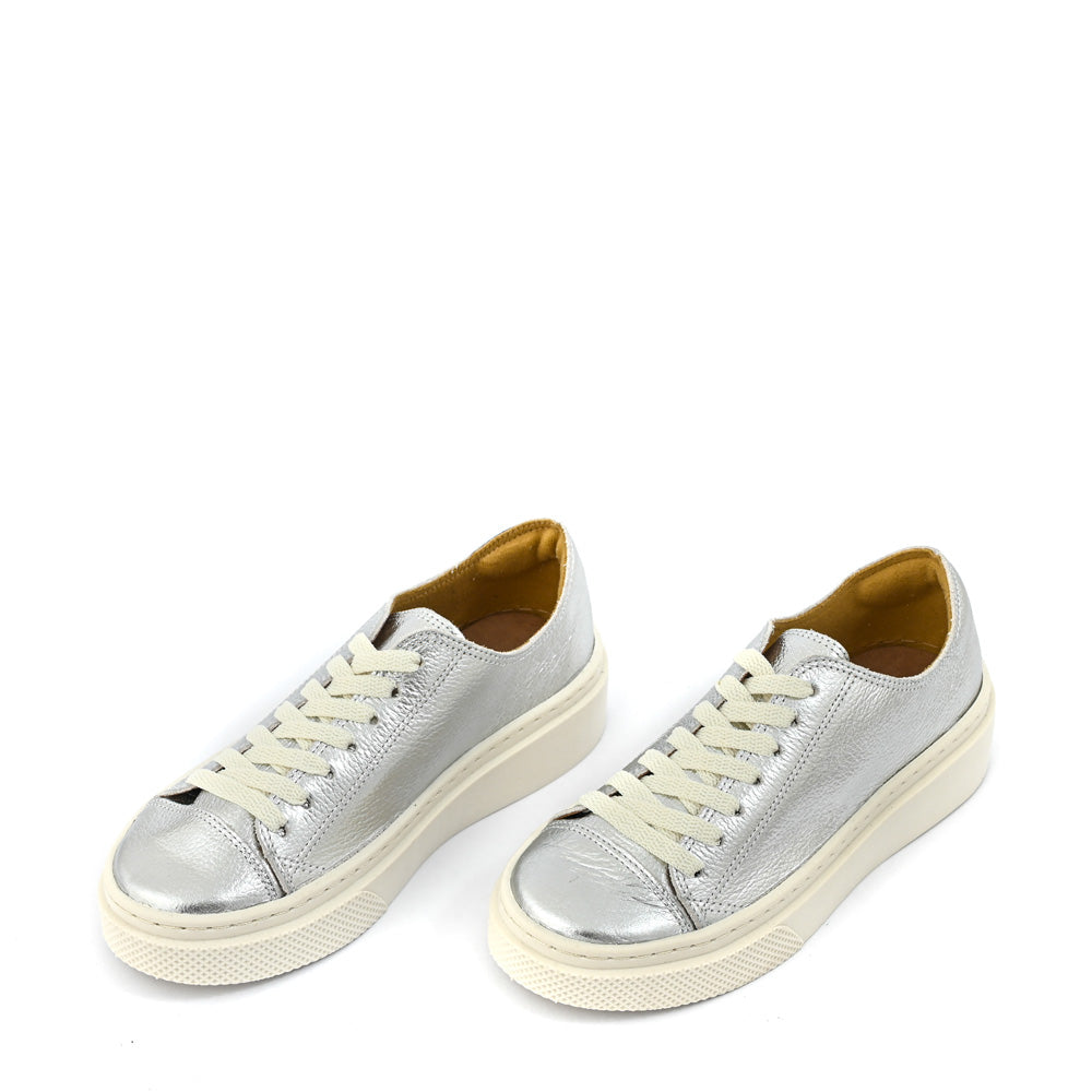 Zapatilla mel cuero plateado