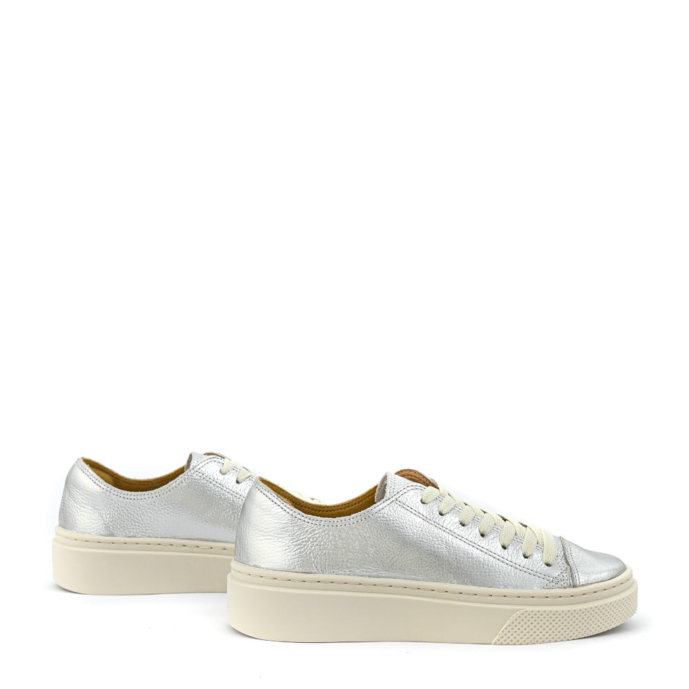 Zapatilla mel cuero plateado