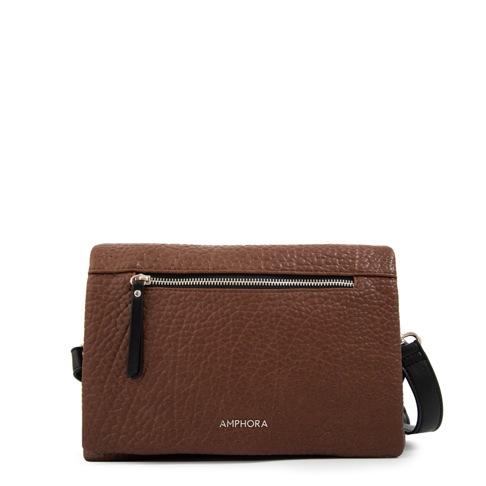Cartera bandolera con tapa valita mediana café
