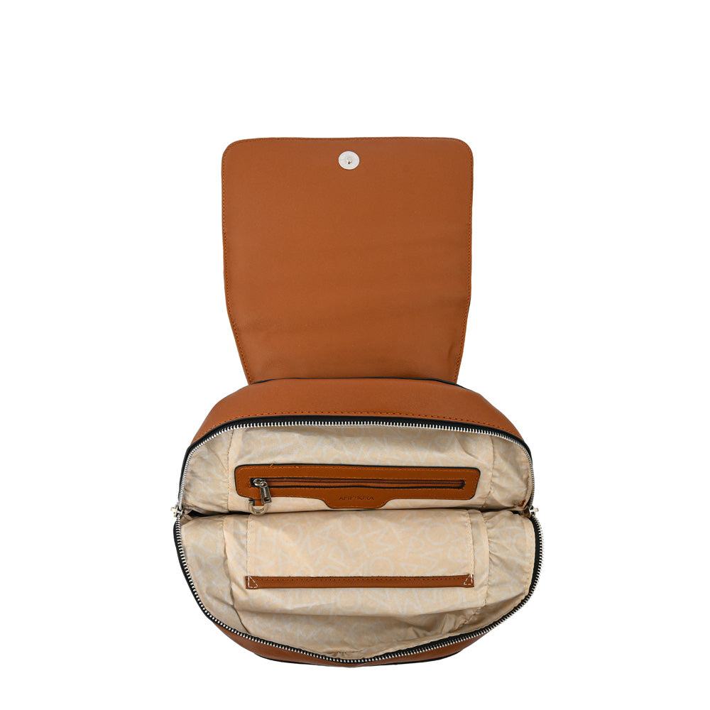 Mochila con tapa orieta mediana café