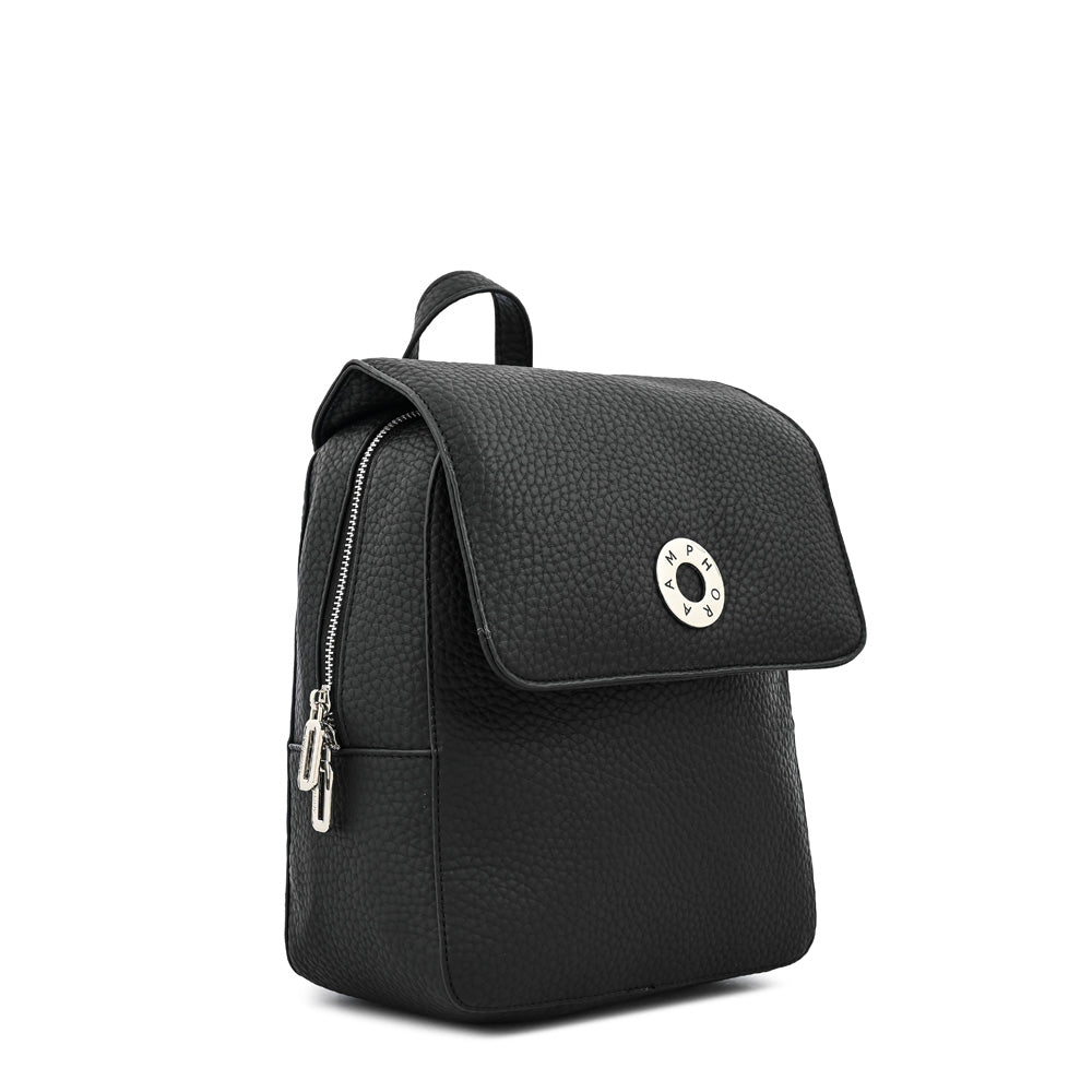 Mochila con tapa mediana orieta negro texturizado