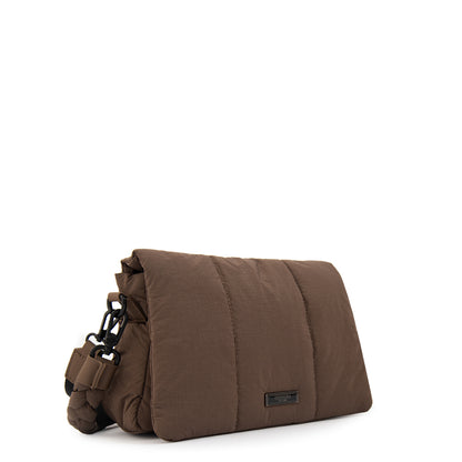 Cartera bandolera con tapa trinity mediana taupe oscuro