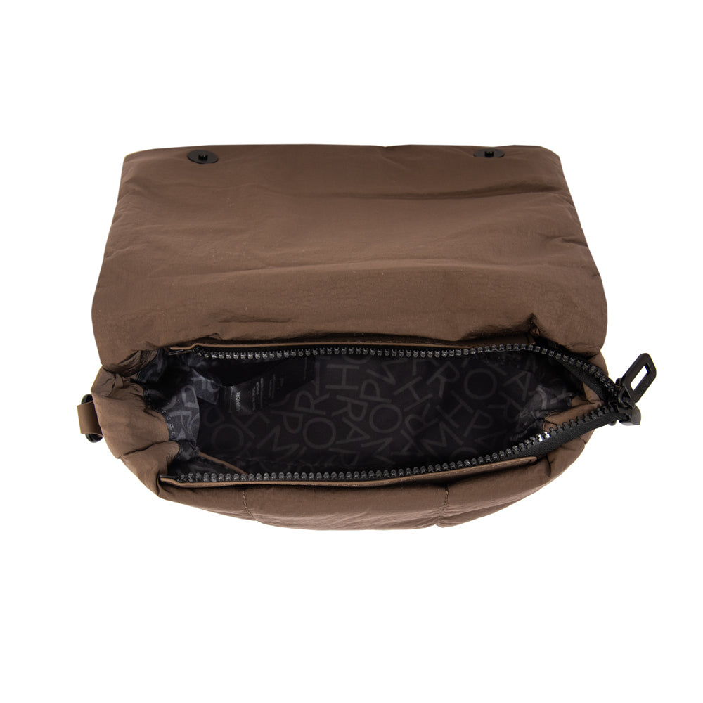 Cartera bandolera con tapa trinity mediana taupe oscuro