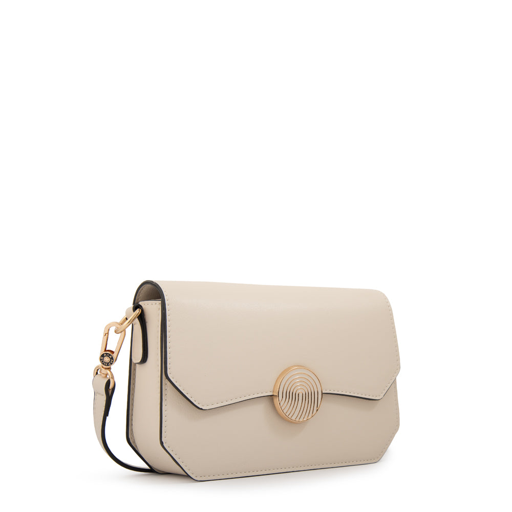 Cartera bandolera con tapa vania mediana blanco crudo