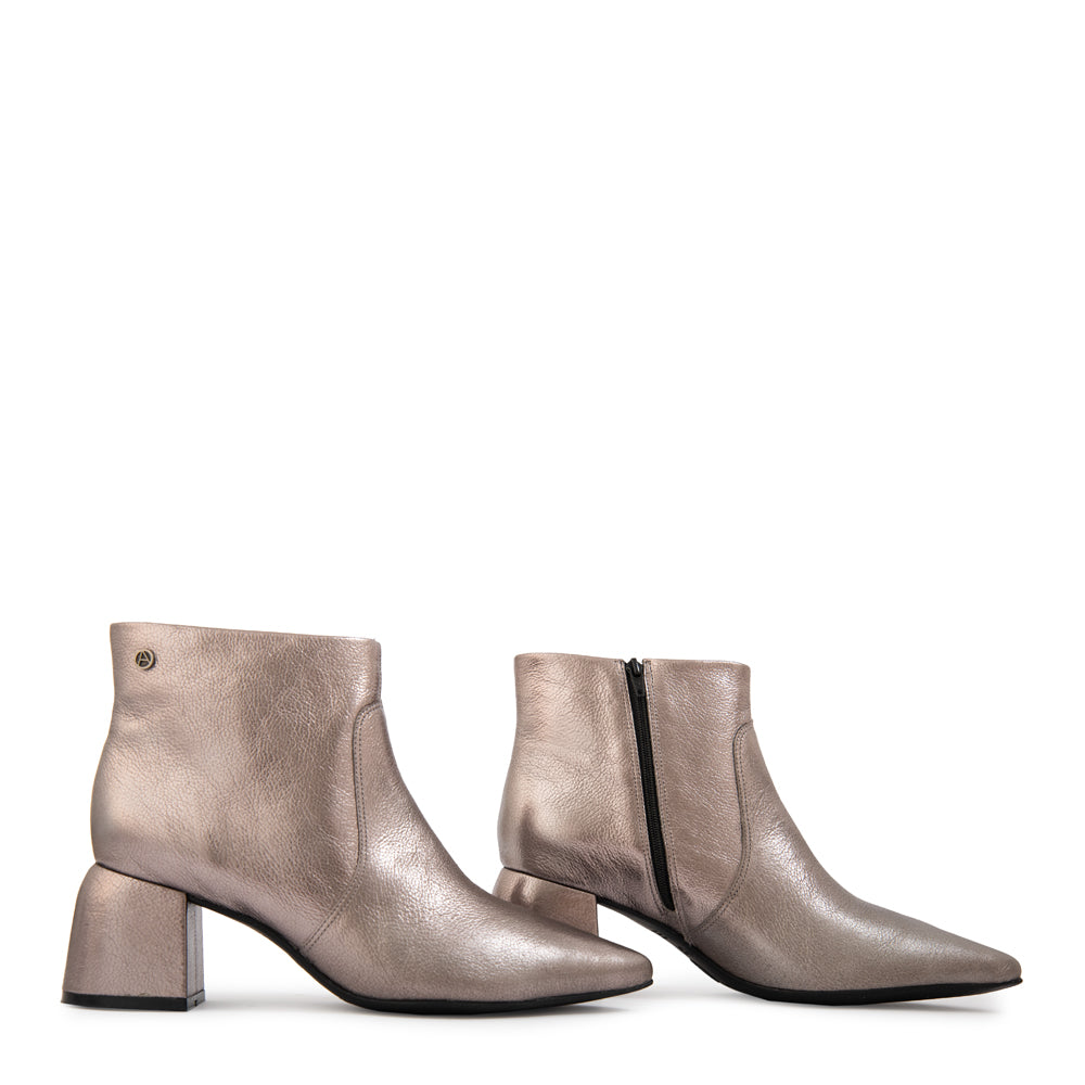 Botin Taco colbert cuero plateado oscuro