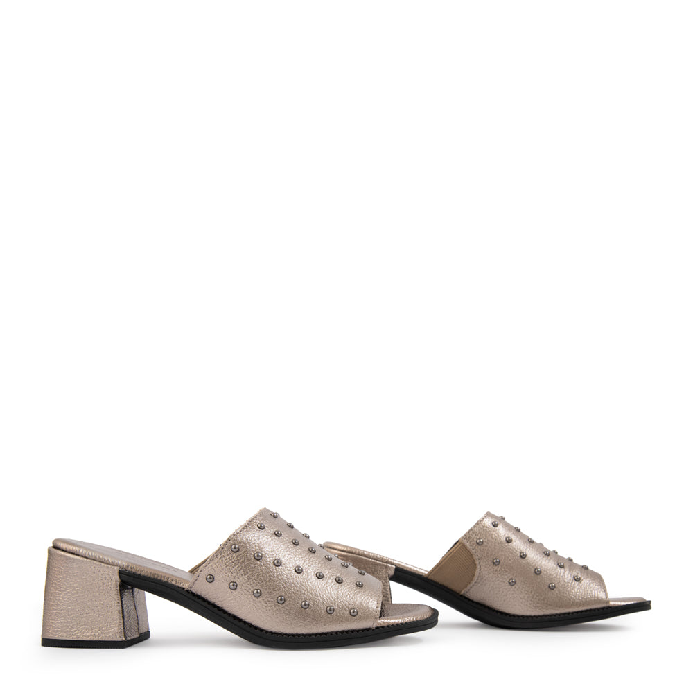 Sandalia coral cuero plateado oscuro