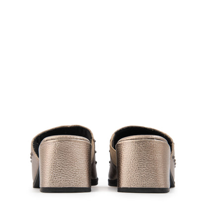 Sandalia coral cuero plateado oscuro