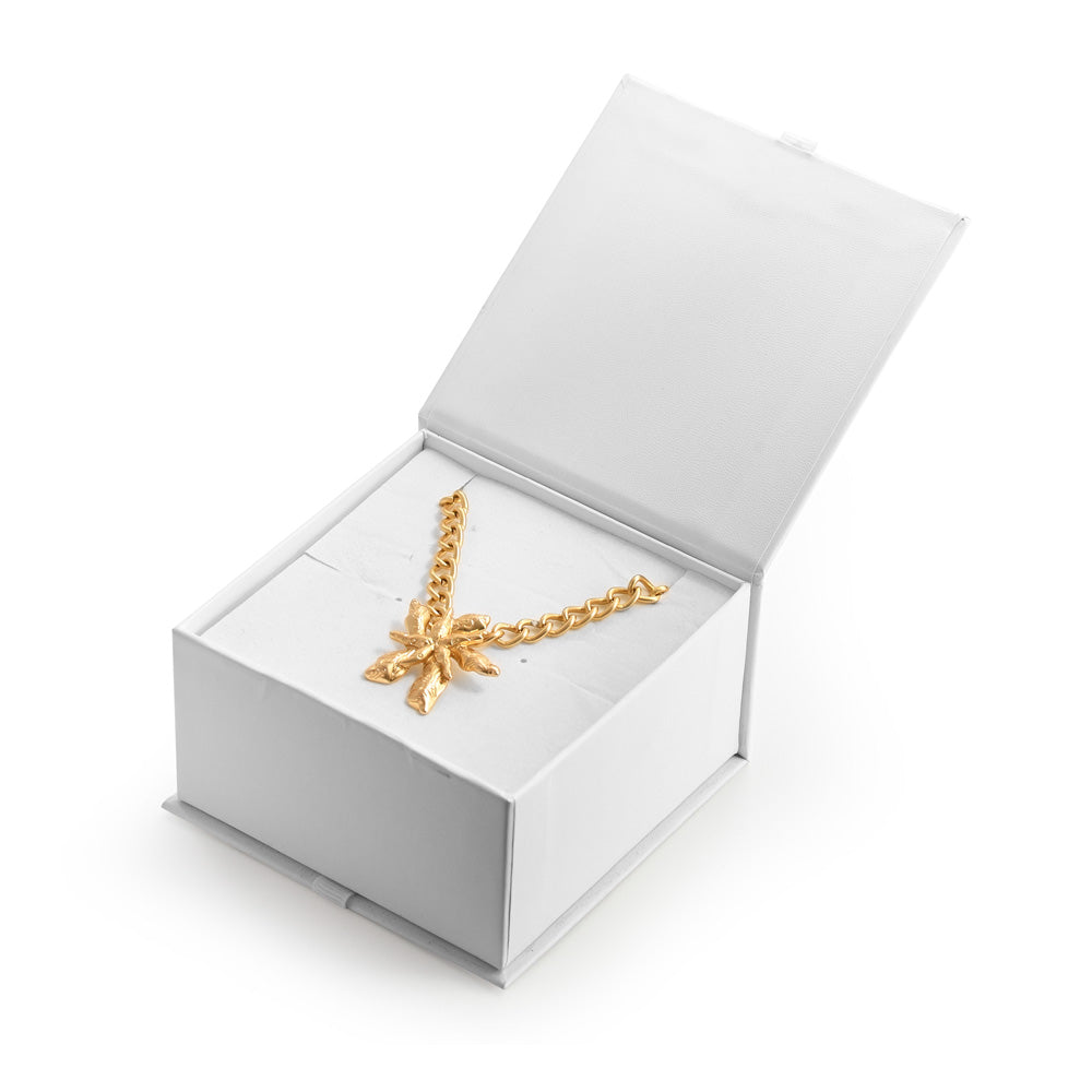 Collar con colgante jaci dorado claro
