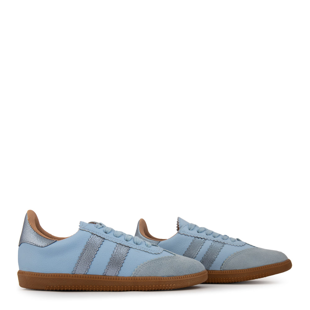 Zapatilla solar cuero celeste